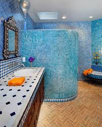 bagno con mosaico blu